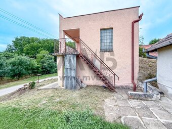 ŠTÝLOVÁ VÍNNA PIVNICA V OBĽÚBENEJ ČASTI - 9