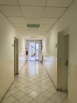 Sklad 33m2, 67m2, 108m2, kancelárie 19m2, 32m2 v areáli. Šen - 9