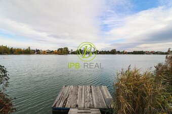 Stavebný pozemok pri jazere so súkromným prístupom k vode v  - 9