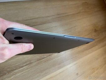 Apple MacBook Air 13 M1 256 GB - kozmicky sivý - 9