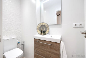 Apartmán 4+kk s balkónom a bazénom Torrevieja-Playa del Aceq - 9