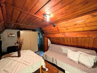 Murovaná chatka so záhradou - 9