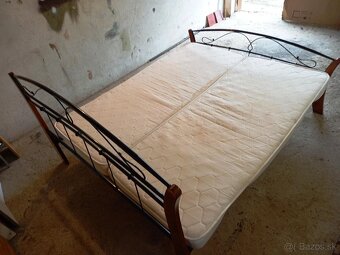 Čierna kovová posteľ s matracmi - 9