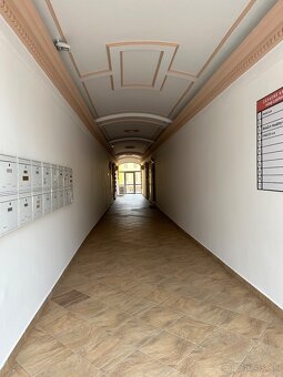 Kancelária s parkovaním - 9