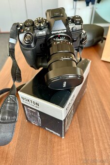 Olympus E-M1 II + HLD-9 + Voigtländer Nokton 25mm f/0,95 - 9