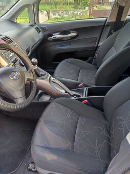 Predám Toyotu Auris 1,33 i - 9
