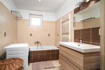 Moderný 6-izbový rodinný dom s veľkou záhradou, altánkom a b - 9