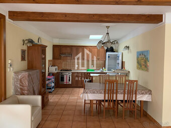 NOVINKA zariadený RD v Banke s terasou, altánkom a samosta - 9