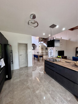 Ponúkame Vám na predaj moderne zrekonštruovaný poschodový ro - 9