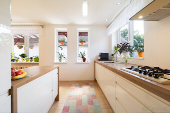 REZERVOVANÉ: Na predaj priestranný dom s veľkým pozemkom v P - 9