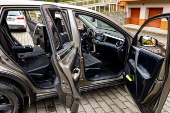 Toyota RAV4 2,2D 110kW 4x4 (nová STK, ťažné, kamera,keyless) - 9
