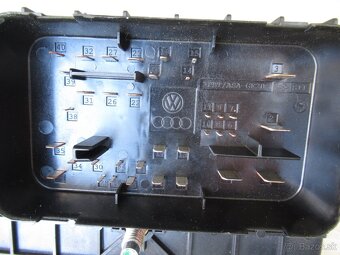Poistkový blok 3C0937125A (Motorový priestor) VW - 9