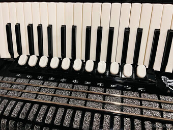 Predám akordeón Weltmeister TOPAS 96, v zánovnom stave. - kr - 9