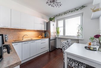 Veľký 3 izb.byt Bruselská,75m2+loggia, dobré parkovanie - 9