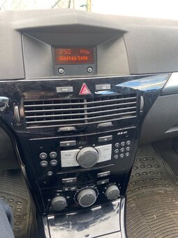 Opel Astra H 2006 1.6 benzín - 77kw - 9