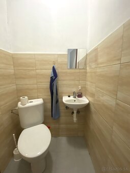Zrekonštruovaný dom s veľkým parkoviskom pri hlavnej ceste - 9