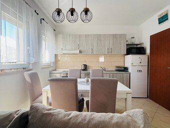 2-izb.zariadený apartmán 54m2 s výhľadom, Novalja/Chorvátsko - 9