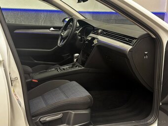 VW Passat Kombi GTE 1.4 TSI 160kw MATRIX LED,NELAKOVANÉ - 9
