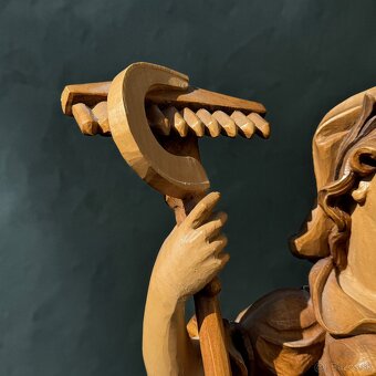 Krásná dřevěná socha svatá Notburga - 9