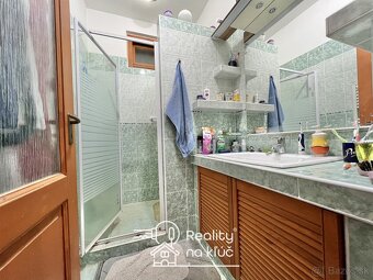 Na predaj dva rodinné domy s garážami a s obrovským pozemok - 9