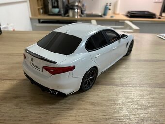 Alfa Romeo Giulia 1:18 Otto - 9