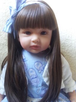 Realisticka babika v marhulkovych satach - 9