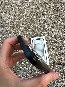 iPhone 15 - baterie 100% - 9