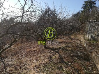 Pozemok s murovanou chatou v Rači - 9