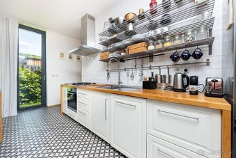 MIKELSSEN - Na predaj výnimočný bungalov s bazénom v lukratí - 9