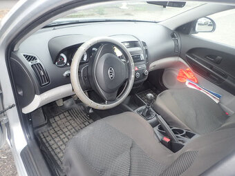 KIA CEED 1,4 EX 2009 - 9