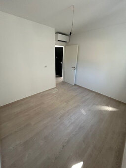 3 izb. Chorvátsko, Makarska, 65m2, terasa, garážové miesto v - 9