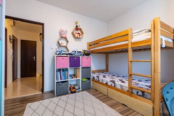 NA PREDAJ KRÁSNY 3 IZBOVÝ BYT S VÝHĽADOM NA MESTO | 64m2 + L - 9