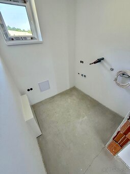 NOVOSTAVBA 4-IZBOVÉHO BUNGALOVU OBKLOPENÝ PRÍRODOU - 9