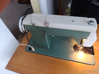 predám šijací stroj "PODOLSK 132" a PREDOM kucznik 431 - 9