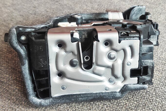 zámok ľavých predných dverí na BMW - 9