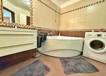 Elegantný 2 - izbový byt na Kolibe s predzáhradkou - 9