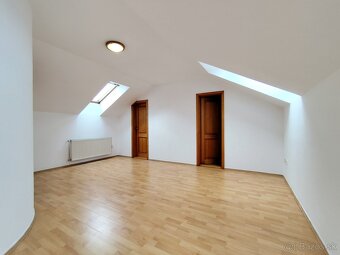 Unikátny 4-izbový byt v centre Čadce - 9