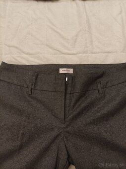 Šedí, lesklý dámsky kostým - 9