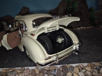 prodám model 1:18 mercedes benz 300C - 9