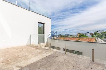 Nadštandardná 4- izbová terasová vila na Kolibe s krásnym vý - 9