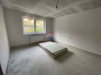 Rodinný dom v procese rekonštrukcie pred dokončením v Podbre - 9