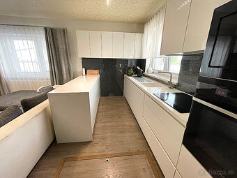 Kompletne zrekonštruovaný rodinný dom s bazénom - 9