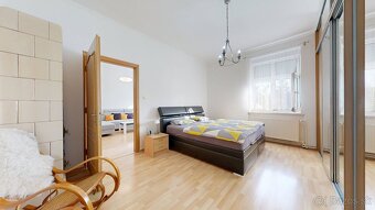 Priestranný 4-izbový byt s vysokými stropmi, vlastnou záhrad - 9