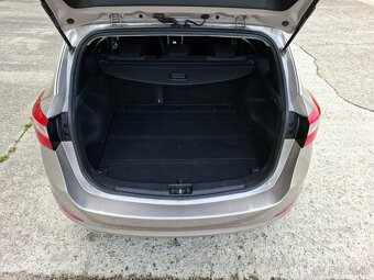 Hyundai i30 KOMBI 1.6i CRDi 16V DOHC Family + FULL LED + ZIM - 9