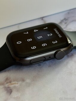 Apple Watch Series SE (1. generácie) 44 mm - 9