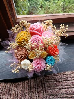 Domáce vyrobené sviečky a kytica - 9