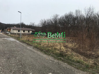 Pozemok Štitáre (800 m2) ,v slepej uličke pod lesom ID 539- - 9