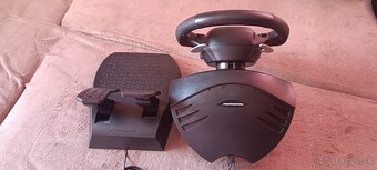 Ps4 slim s hrami a volantom ferrari - 9