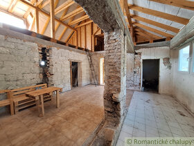 Priestranný dom v rekonštrukcii v krásnej dedinke Kameni - 9