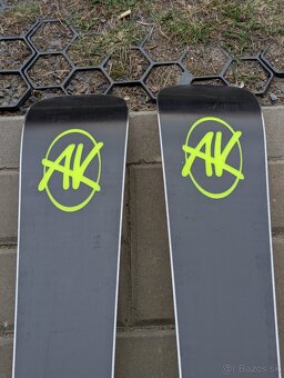Prémiové švýcarské lyže AK YELLOW POP, 165cm, 2023 - 9